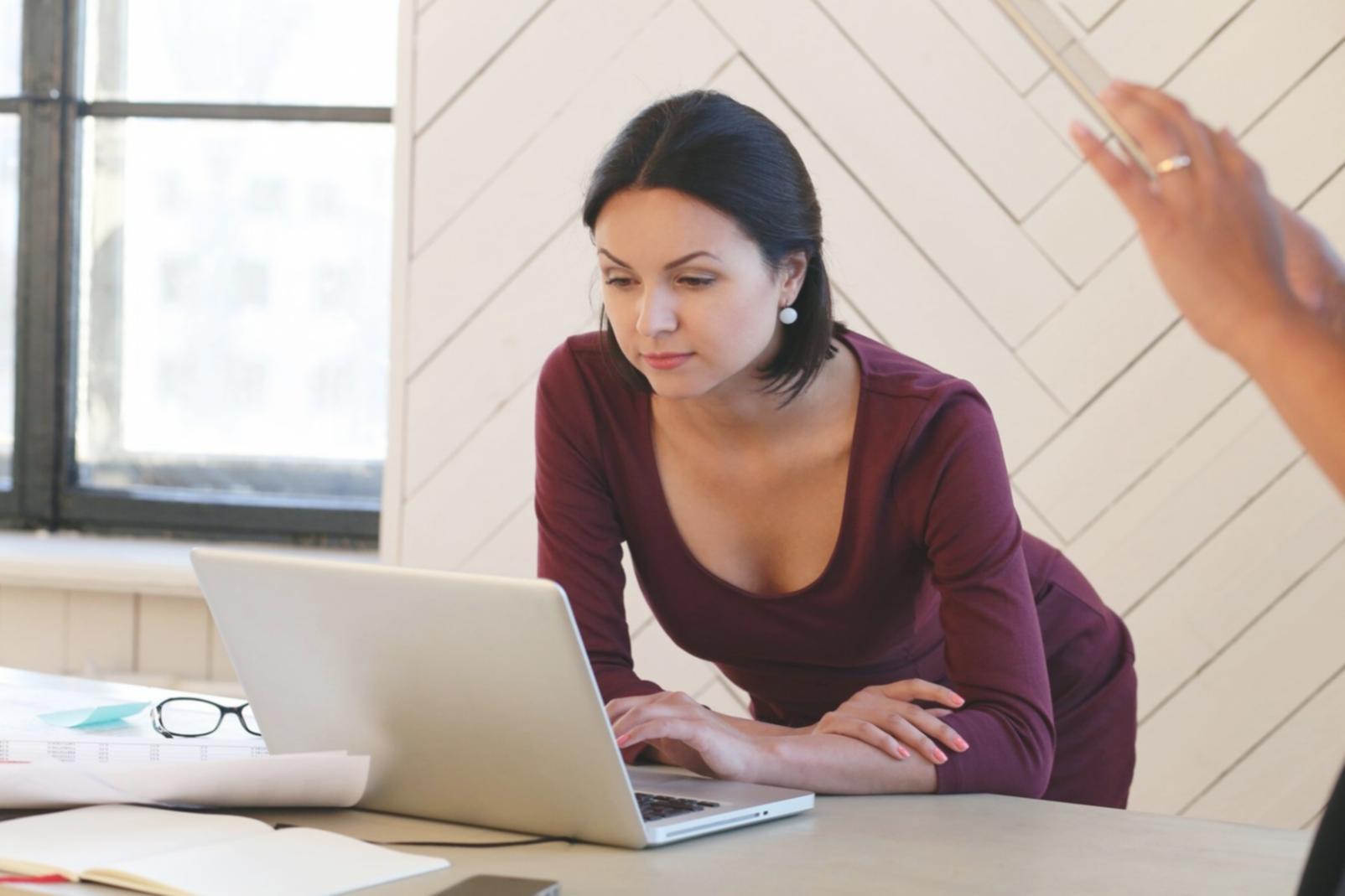 Studenti al lavoro su configurazioni database in laboratorio